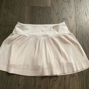 White lululemon skirt! Size 4!! Only worn once💗 in perfect condition